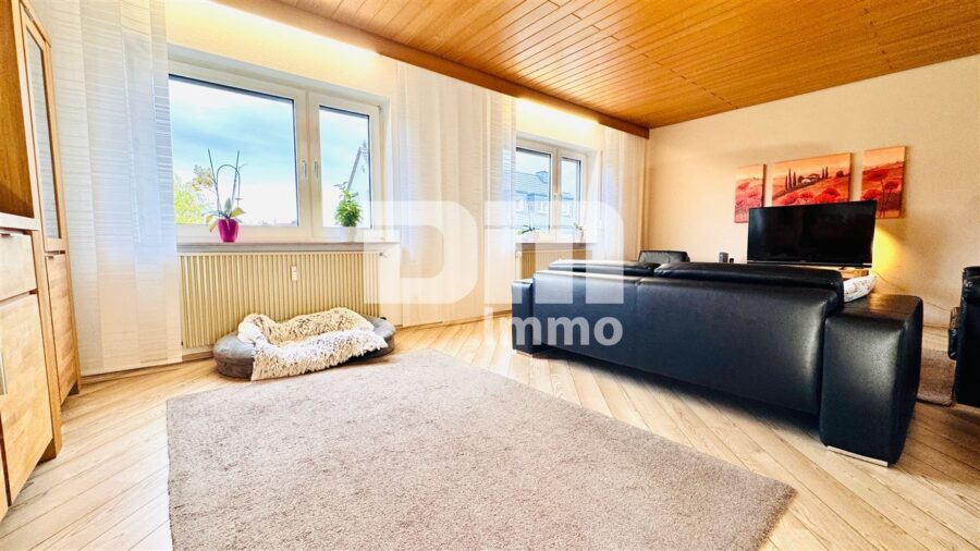 Solides Ein- bis Dreifamilienhaus + zwei Garagen mit großem Grundstück in Traumlage - OG Wohn / Esszimmer